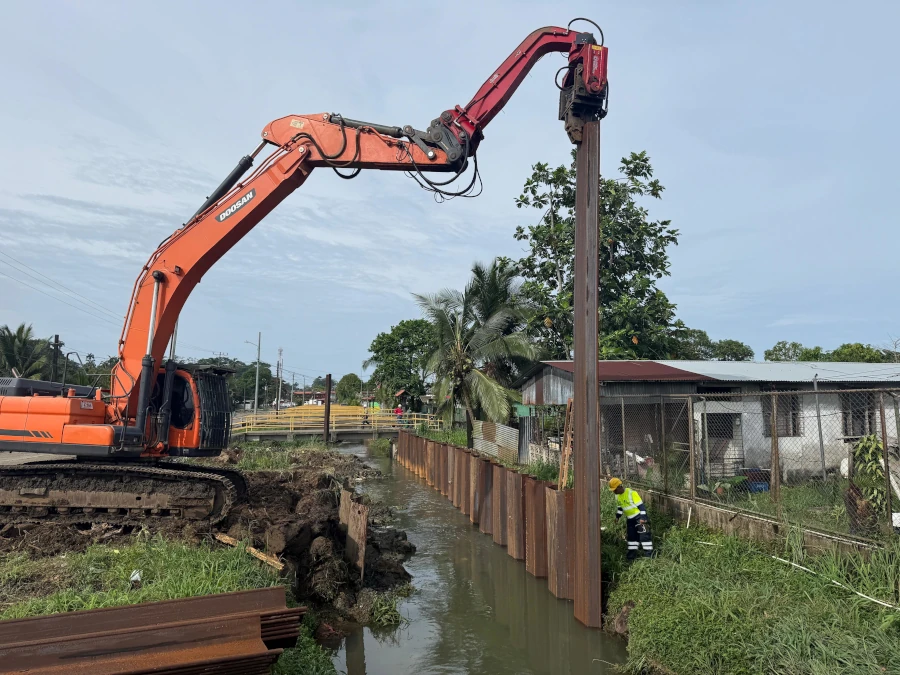 Steel sheet pile driving to retain the river slope