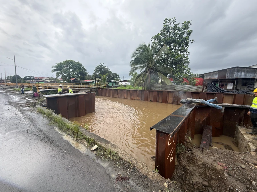 Riverbank defense in operation during a high-flow event