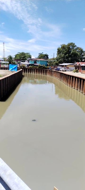 Completed steel sheet pile retaining system in Jaco, Costa Rica